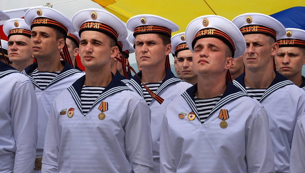 В торжественном морском параде на Тихоокеанском флоте РКР -Варяг- 2018 г..jpg