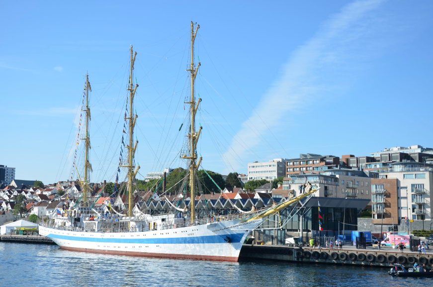 Фрегат -МИР- в Ставангере на Tall Ship Race 2018 . Фото- А. Подколзин.jpg