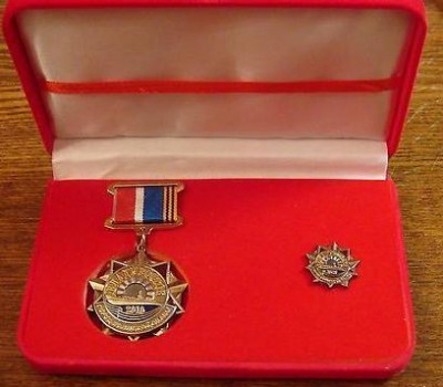 Памятный знак и фрачник- КОМПЛЕКТ -ВЛАДИВОСТОК-город воинской славы-.jpg