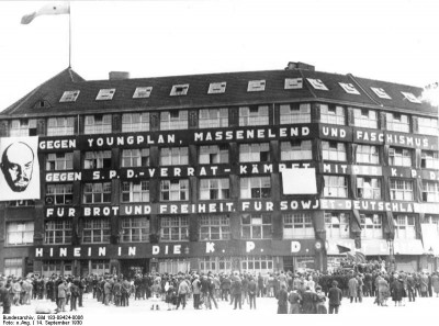 Bundesarchiv_Bild_183-09424-0006,_Berlin,_Karl-Liebknecht-Haus_am_Tag_der_Reichstagswahl.jpg