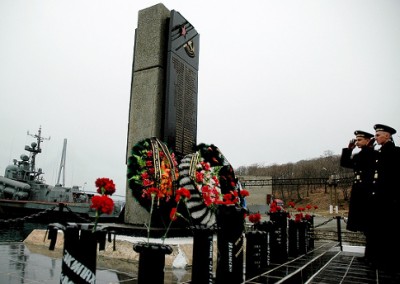 Моряки-тихоокеанцы возложили цветы к памятнику погибшим героям. По окончании траурного ритуала экипажи кораблей соединения прошли перед их родными и близкими, находящимися в эти дни во Владивостоке, торжественным маршем..jpg