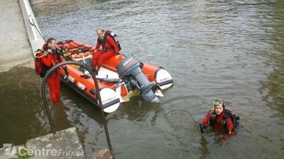 les-plongleurs-des-pompiers-de-l-allier-sondent-la-riviere_1111392.jpg