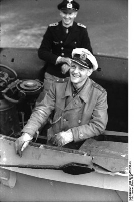 400px-Bundesarchiv_Bild_101II-MW-3705-35,_Erich_Topp_auf_U-552.jpg