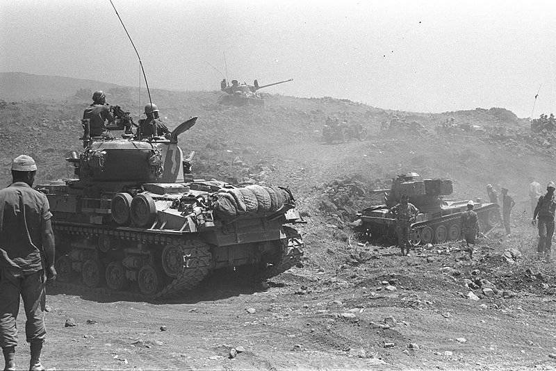 1338866519_800px-Israeli_tanks_advancing_on_the_Golan_Heights_during_the_Six-Day_War.jpg