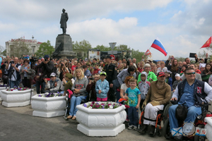 Жители города в День Победы..png