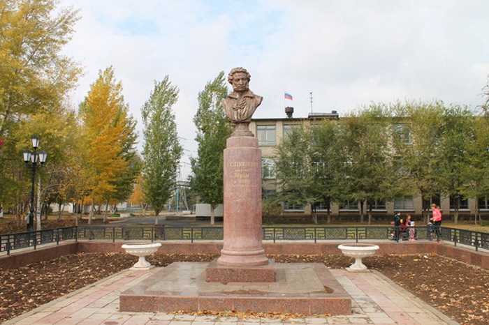 оренбург.берды. пам.пушкину рек.2000г..jpg