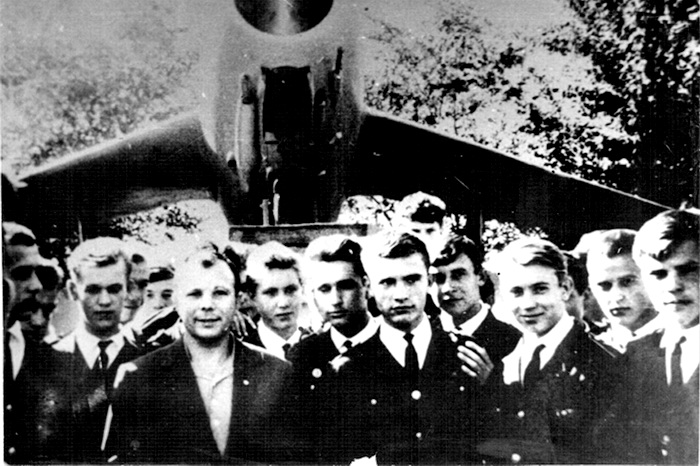 1965г.втреча гагарина с воспитанниками ШЮК.jpg