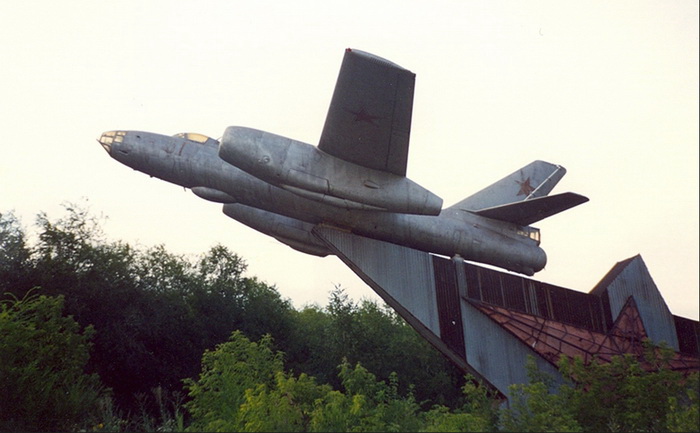 як-28.стела на пл.гагарина в орске.jpeg