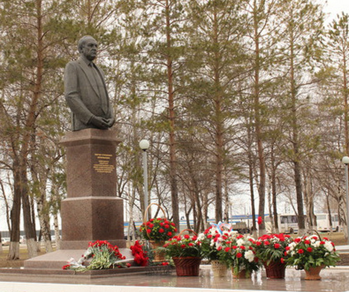монумент в.с. черномырдину на пр.газоперераб.з-да в оренбурге.jpg