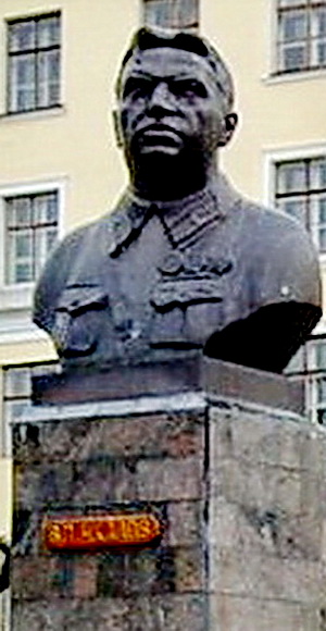 Бюст В.П.Чкалова на территории БВВАУЛ.jpg