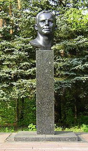 Бюст Ю.А.Гагарина на территории ВВА.jpg