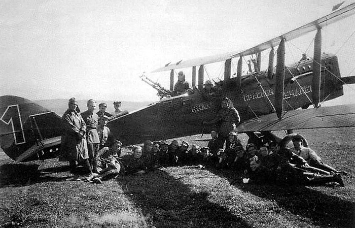 8а. на КВЖД у самолета Р-1.jpg