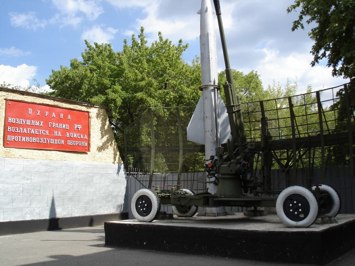 монумент на территории у-ща.jpg