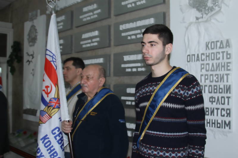 В холле здания Северного морского пароходства, у памятной стены, где размещены мемориальные таблички с именами 13 гражданских судов, на которых погибли 317 советских моряков прошел торжественный митинг..jpg
