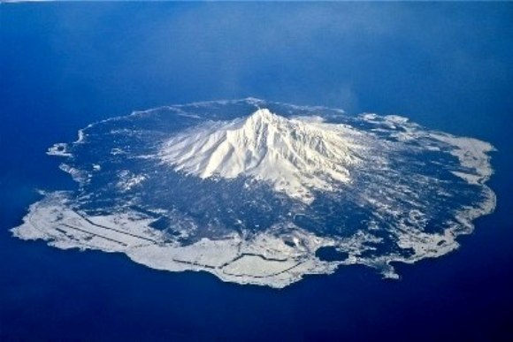 800px-Rishiriislandairplane.jpg