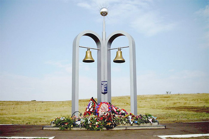 стела на месте взрыва на Тоцком полигоне.jpg