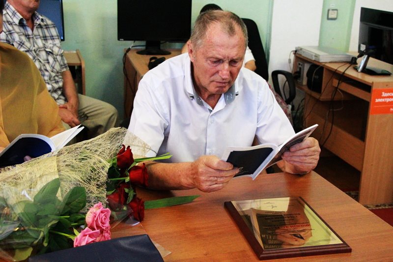 Стефановский за чтением.jpg