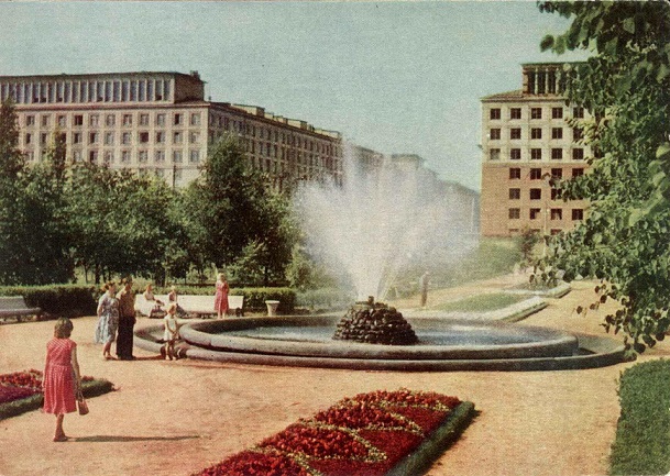 Ленинград 1962. Сквер у Невского райсовета а.jpg