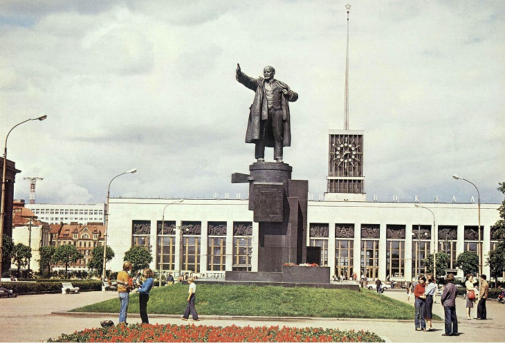 Ленинград 1985. 01 Памятник В.И. Ленину на площади Ленина а.jpg