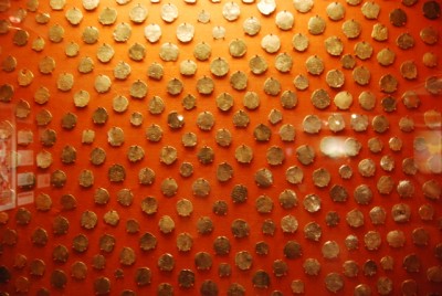 gold_coins_scale.jpg