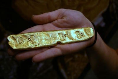 Gold_Bar_From_Mel_Fishers_Salvage_Expeditions.jpg