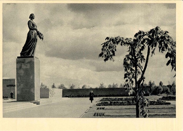 04 Центральная часть памятника героическим защитникам Ленинграда (Вид сбоку) а.jpg