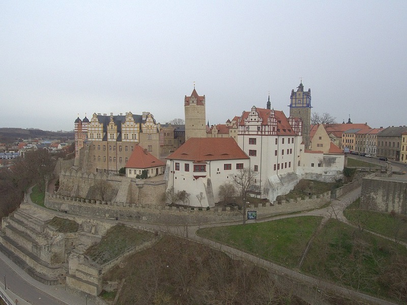 1280px-Schloss_Bernburg_Luftbild.jpg