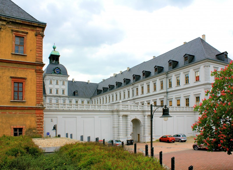 weissenfels-schloss-neu-augustusburg-burgenlandkreis-ostansicht-800x585.jpg