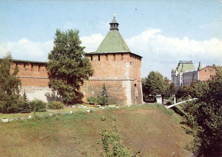 05 Нижегородский кремль 1985. Никольская башня над Зеленским съездом а.jpg