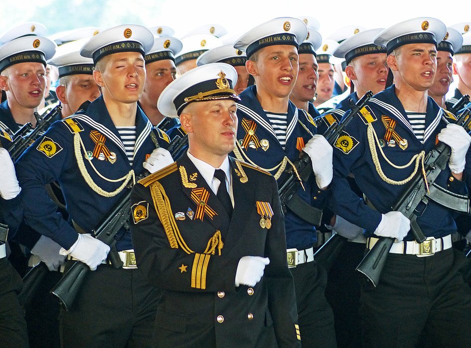 Парад Победы--  Моряки  с знаком =ЗДП..jpg