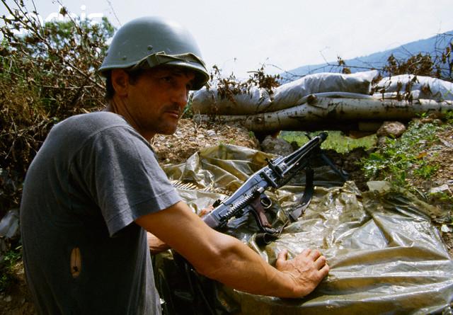 A Serb soldier, holding a machine gun.jpg