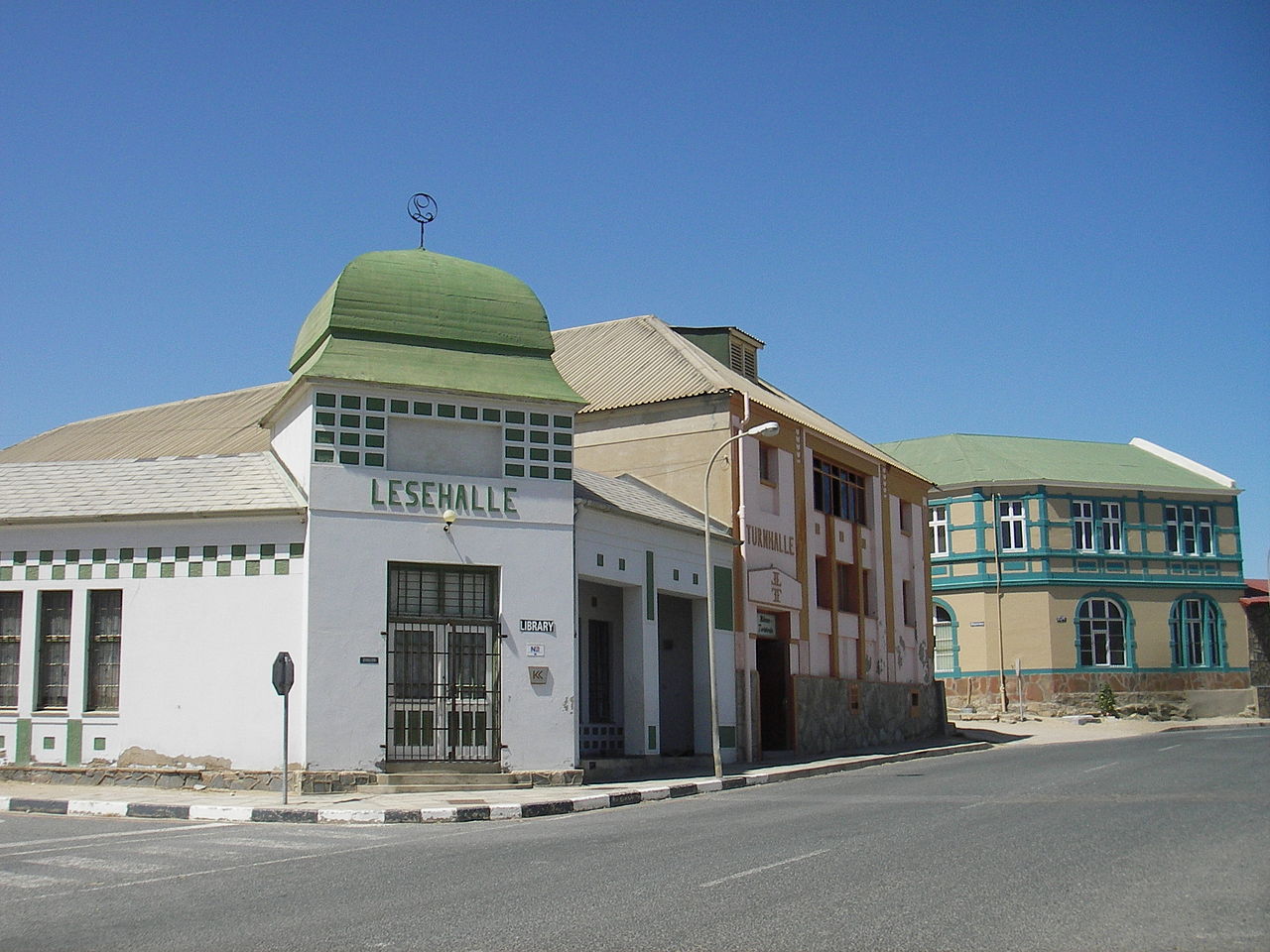 1280px-Lesehalle_u._Turnhalle_Lüderitz.jpg