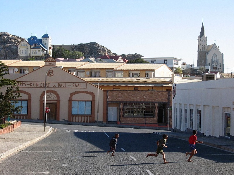 1280px-Kapps-Ballsaal_Felsenkirche_Görke-Haus_Lüderitz.jpg