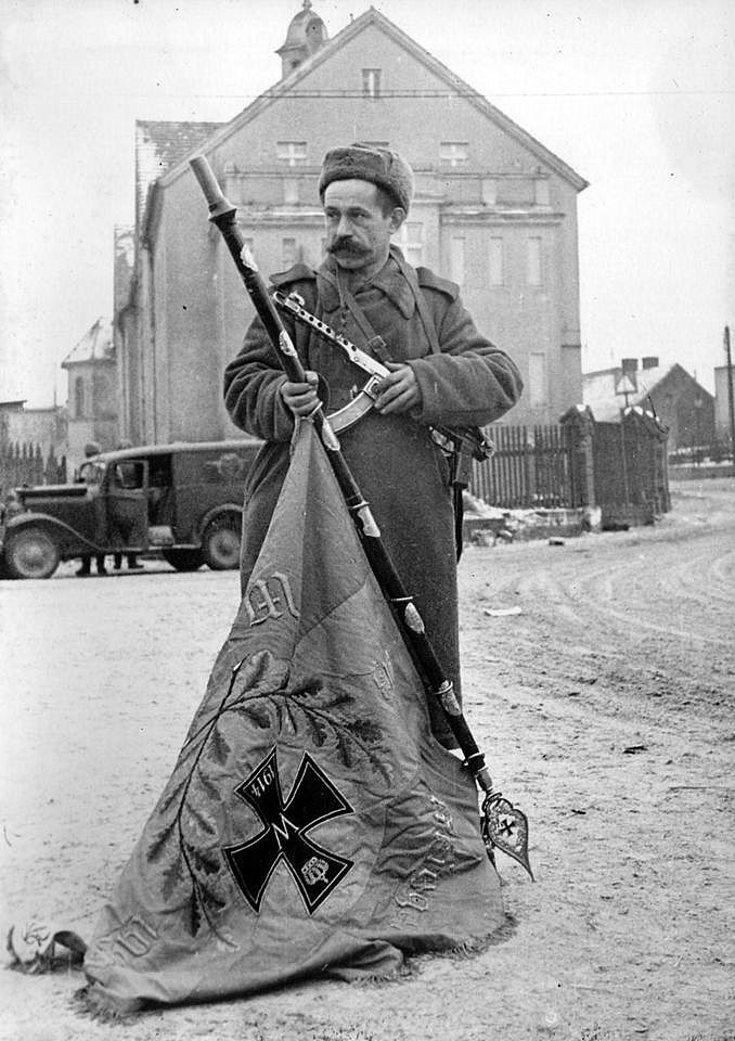 Soviet Soldier with captured german Flag 1945.JPG