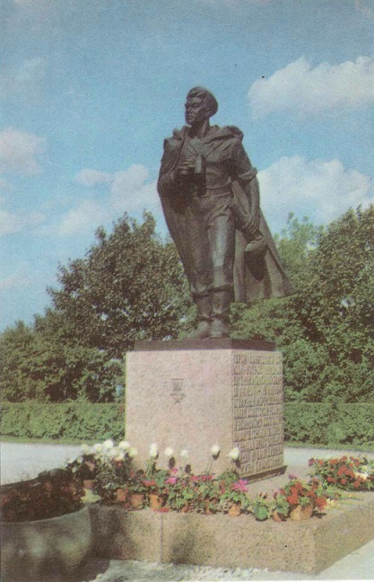 14 Таллин 1973. Памятник Никонову а.jpg