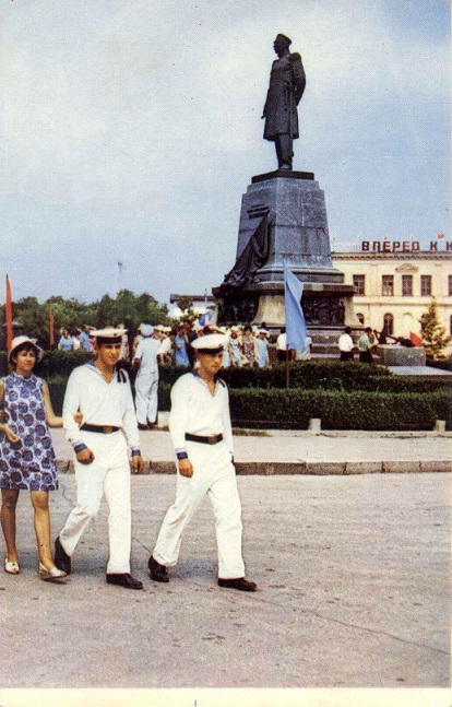 02 Севастополь 1969. У памятника адмиралу Нахимову а.jpg