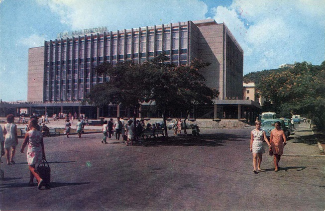 04 Ялта 1975. Советская площадь. Дом торговли а.jpg