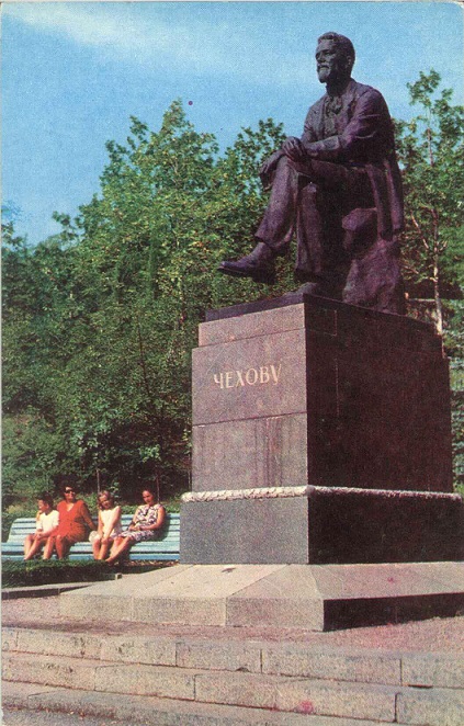 08 Ялта 1975. Памятник Чехову а.jpg