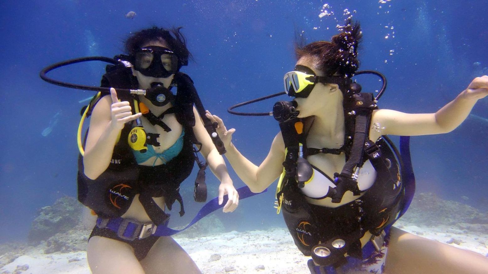 two-female-students-on-their-open-water-course-in-phuket-thailand.jpg