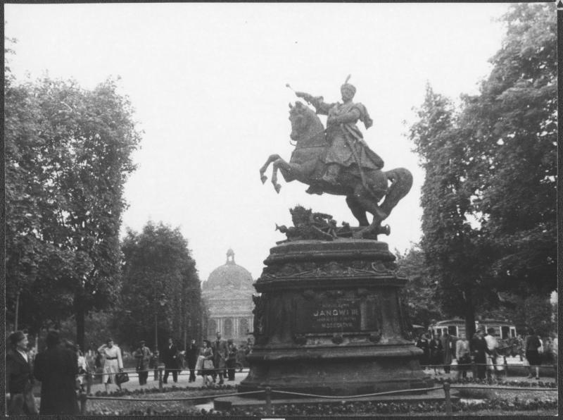 Reiterdenkmal_in_einem_Park_in_Lemberg,_1943..jpg