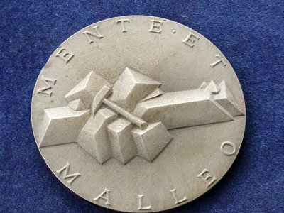 medal_geologija_menteet_malleo_umom_i_molotkom_geologia_1986_god_geologija_geolog_sssr_moskva (1).jpg