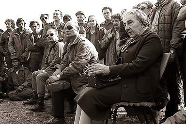 Israels_prime_minister_Golda_Meir_at_1973_Yom_kipur_war.jpg