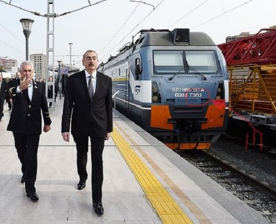 1024px-VL11M6-507_and_Ilham_Aliyev_at_Baku_station.jpg