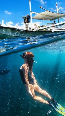 Diving-girl-underwater-boat-sea_iphone_640x1136.jpg