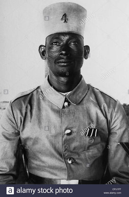 askari-feldwebel-in-deutsch-ostafrika-1916-cpj1ff.jpg