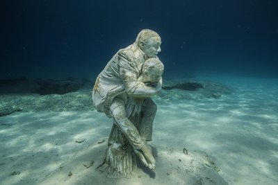 jason-decaires-taylor-underwater-sculpture-musan-museum-diving-cyprus-my-modern-met-10.jpg