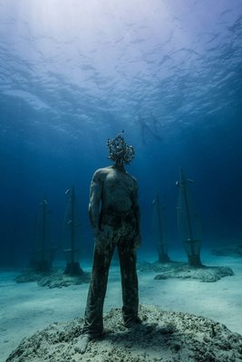 jason-decaires-taylor-underwater-sculpture-musan-museum-diving-cyprus-my-modern-met-5.jpg