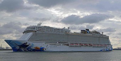 NORWEGIAN_ESCAPE_(51148408967).jpg