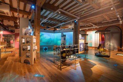 Immersive_Underwater_Film_Exhibit_in_the_Diving_Deep_Gallery_Portsmouth_Historic_Dockyard_-_Credit_NMRN.jpg
