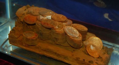 sunken-gold-coins-in-cargo-box1.jpg